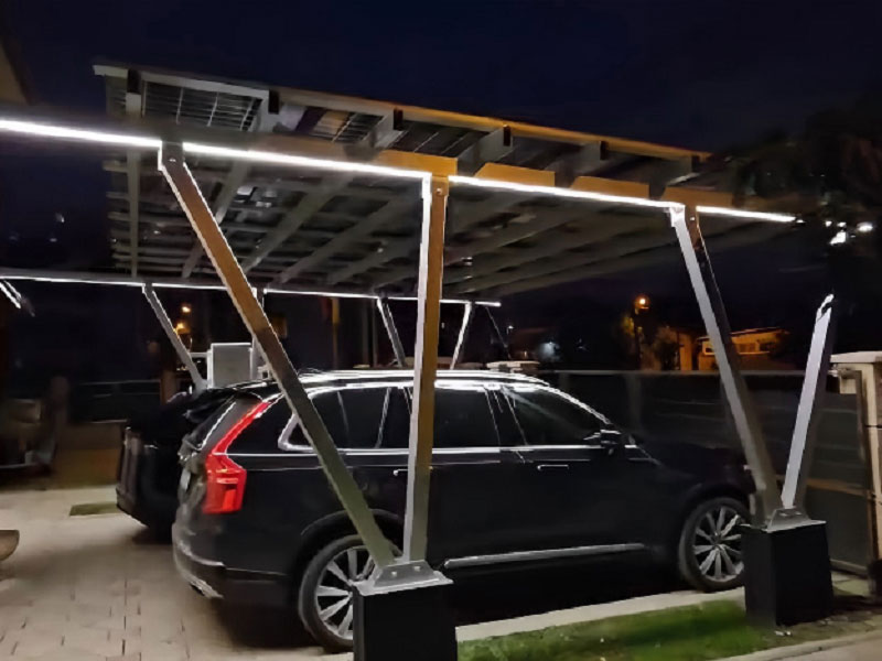 Enerack Carport-System schimmert in der Nacht