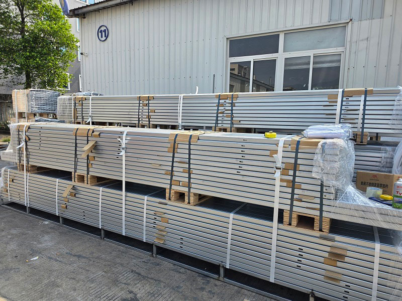 ZAM-Bodenmontagen werden im Container verladen und versendet